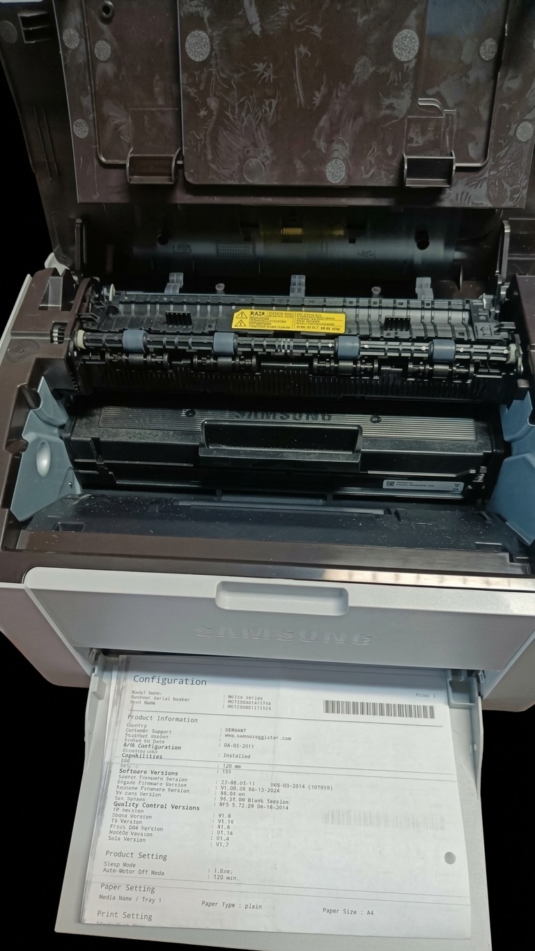 Samsung M2026W con righe orizzontali e linea nera verticale sulla stampa