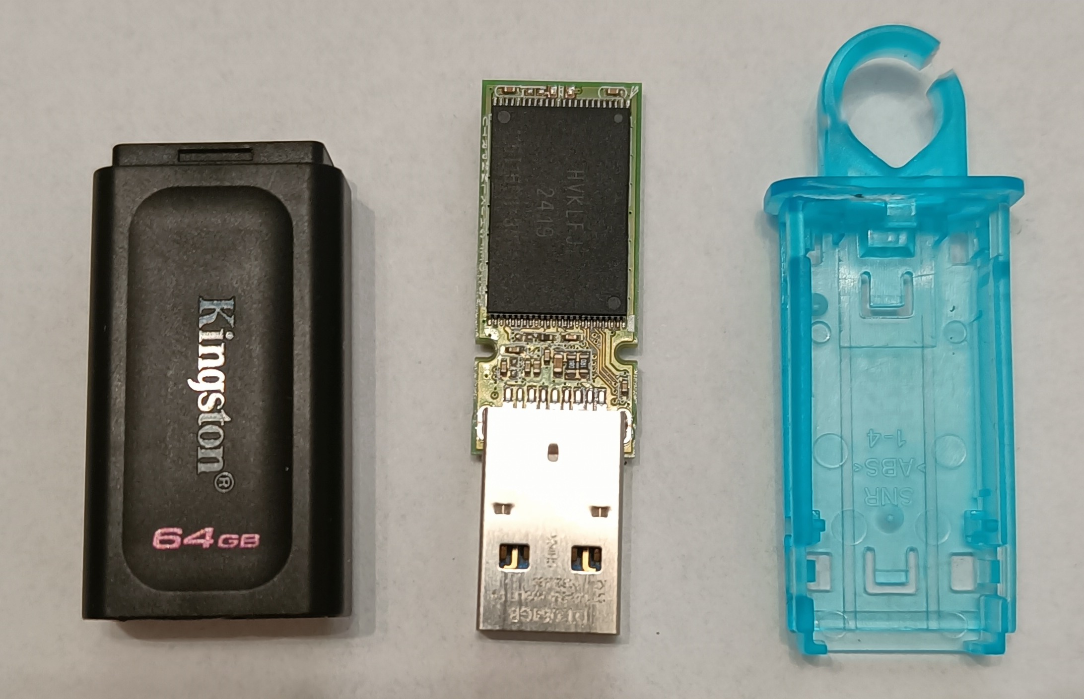 Pendrive Kingston aperta con scheda e chip di memoria a vista durante il recupero dati a Catania